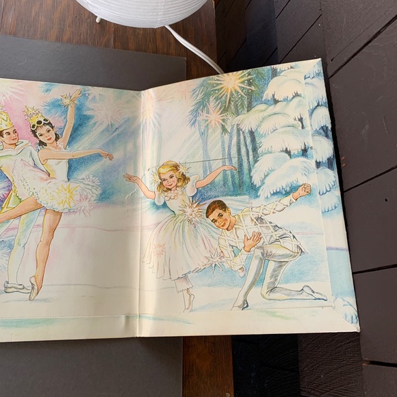 Vintage | Whitman Publishing Nutcracker Dolls - Picture 4 of 15